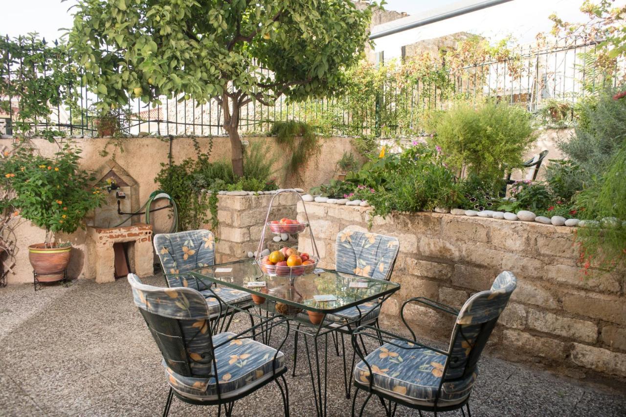 Maisonette With Garden In The Heart Of The Historical Kalamata Center Экстерьер фото